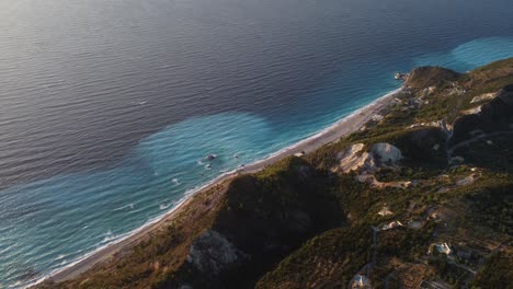 El-Vuelo-De-Un-Dron-Revela-La-Impresionante-Costa-De-Lefkada,-Incluida-La-Playa-Megali-Petra