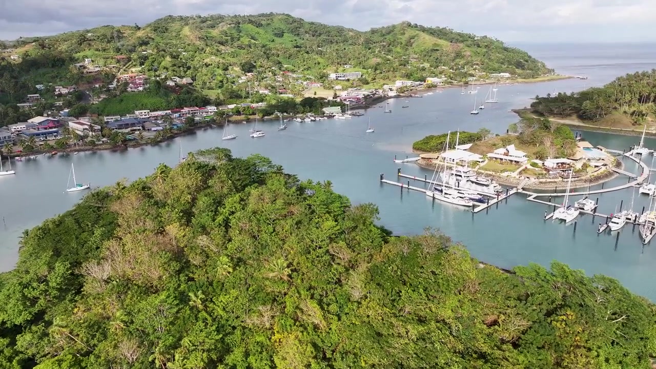 Savusavu, Vanua Levu, Fiji - Il pittoresco porto turistico di Nawi Island presenta barche accanto a un resort di lusso - Drone in volo in avanti