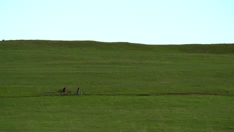 Couple-running-in-trail-in-spring