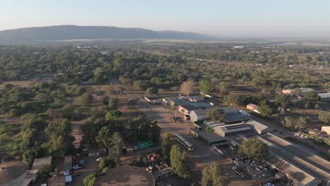 El-Autobús-Llega-A-La-Pequeña-Ciudad-De-Komatipoort-Al-Amanecer-En-Mpumalanga,-Sudáfrica