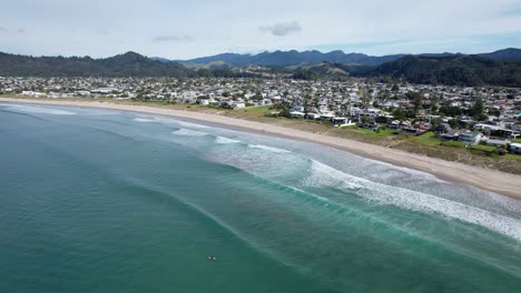 la playa de whangamata en la península de coromandel, nueva zelanda - retirada aérea