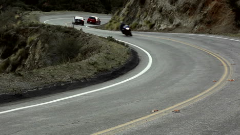 Motocicleta-Y-Automóviles-En-La-Sinuosa-Carretera-De-Montaña-7