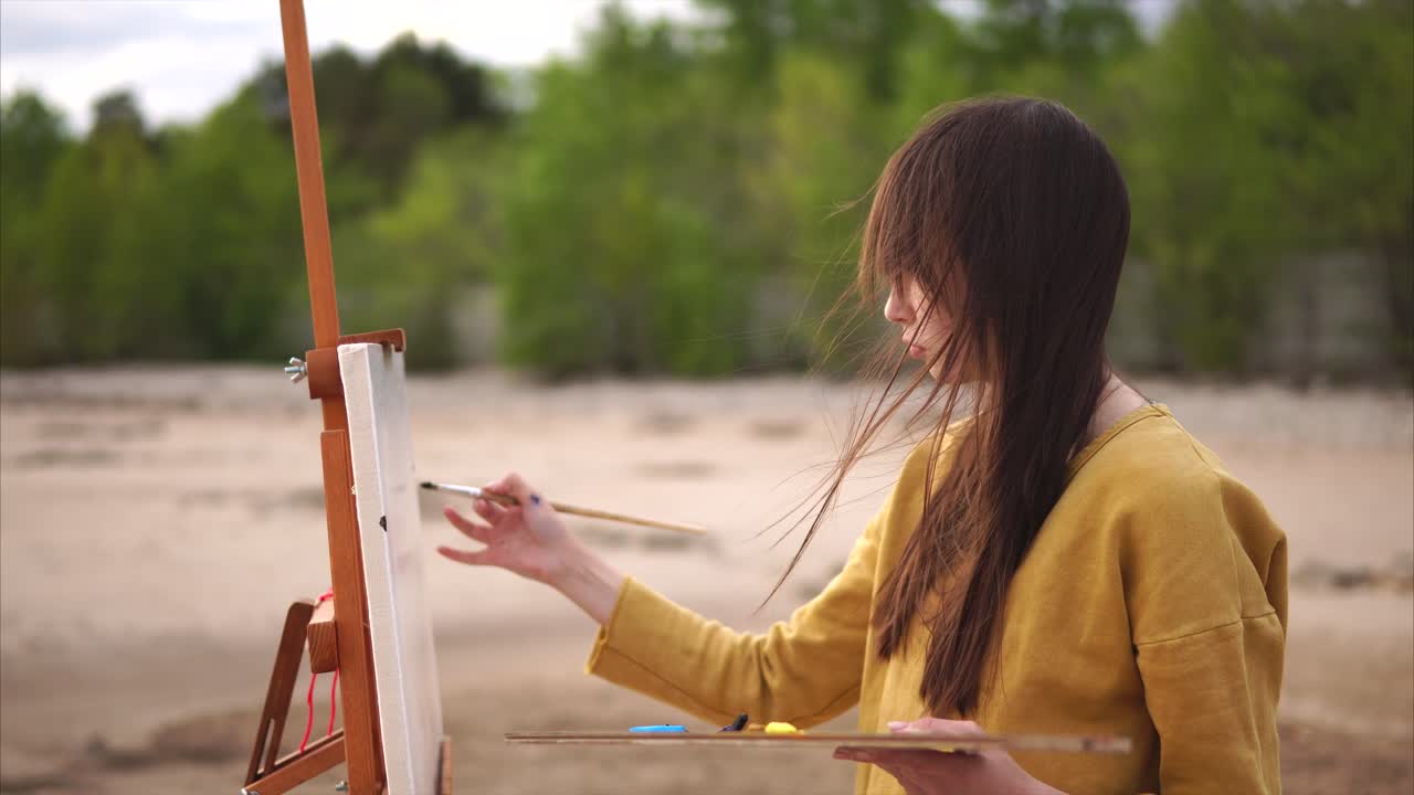 해변 에서 야외 에서 그림 을 그리는 여자