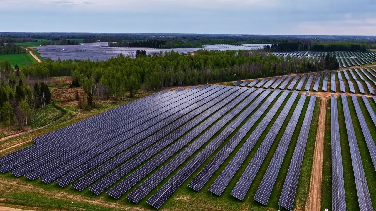 Bæredygtig elproduktion, solcellepark på en overskyet dag.