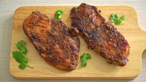 Würzig-Gegrilltes-Jamaikanisches-Jerk-Chicken---Jamaikanische-Küche