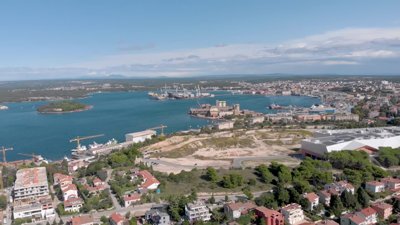 크로아티아의 아드리아 해 연안에 있는 유서 깊은 유럽 도시