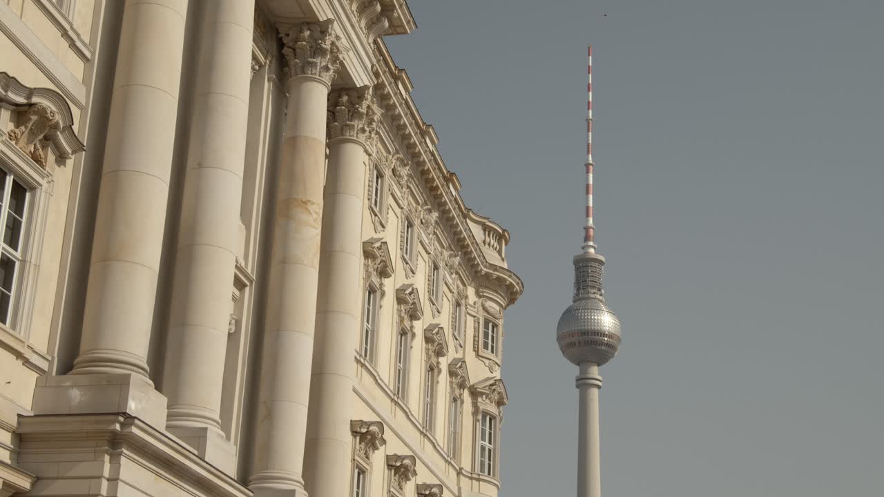 fernsehturm berlinés con el stadtschloss berlinés en primer plano en un día soleado