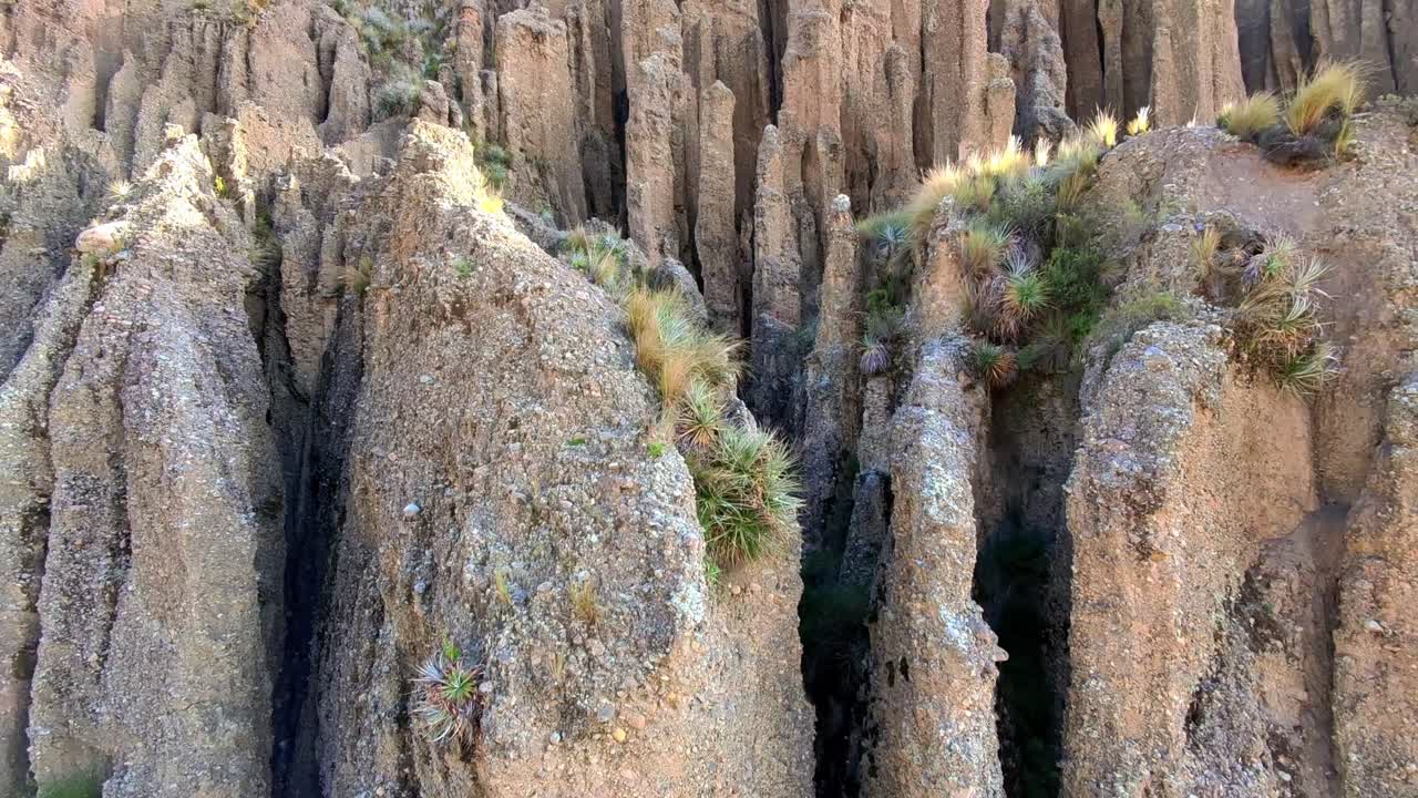 Upea ilmakuva Palca-kanjonin kalliomuodostelmista, La Paz, Bolivia.