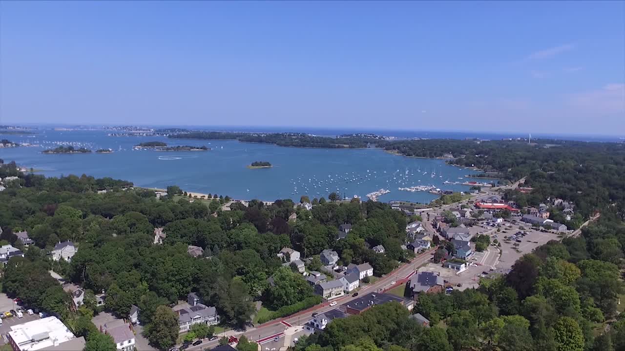 vista aérea de la ciudad portuaria hingham en una bahía de mar con un puerto en un hermoso día soleado y un cielo azul, tiro inclinado hacia abajo, concepto de viaje