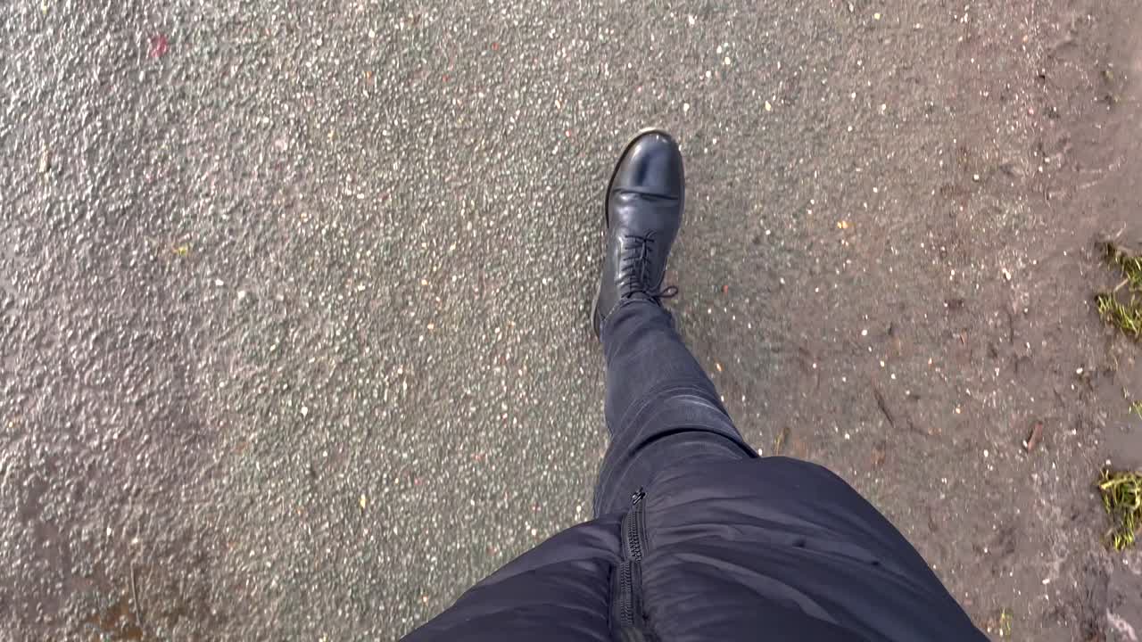 hombre de moda en estilo negro caminando por la carretera después de un día de lluvia en la naturaleza