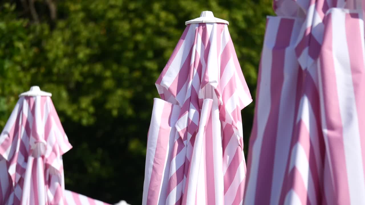 Ombrelloni da spiaggia a righe rosa