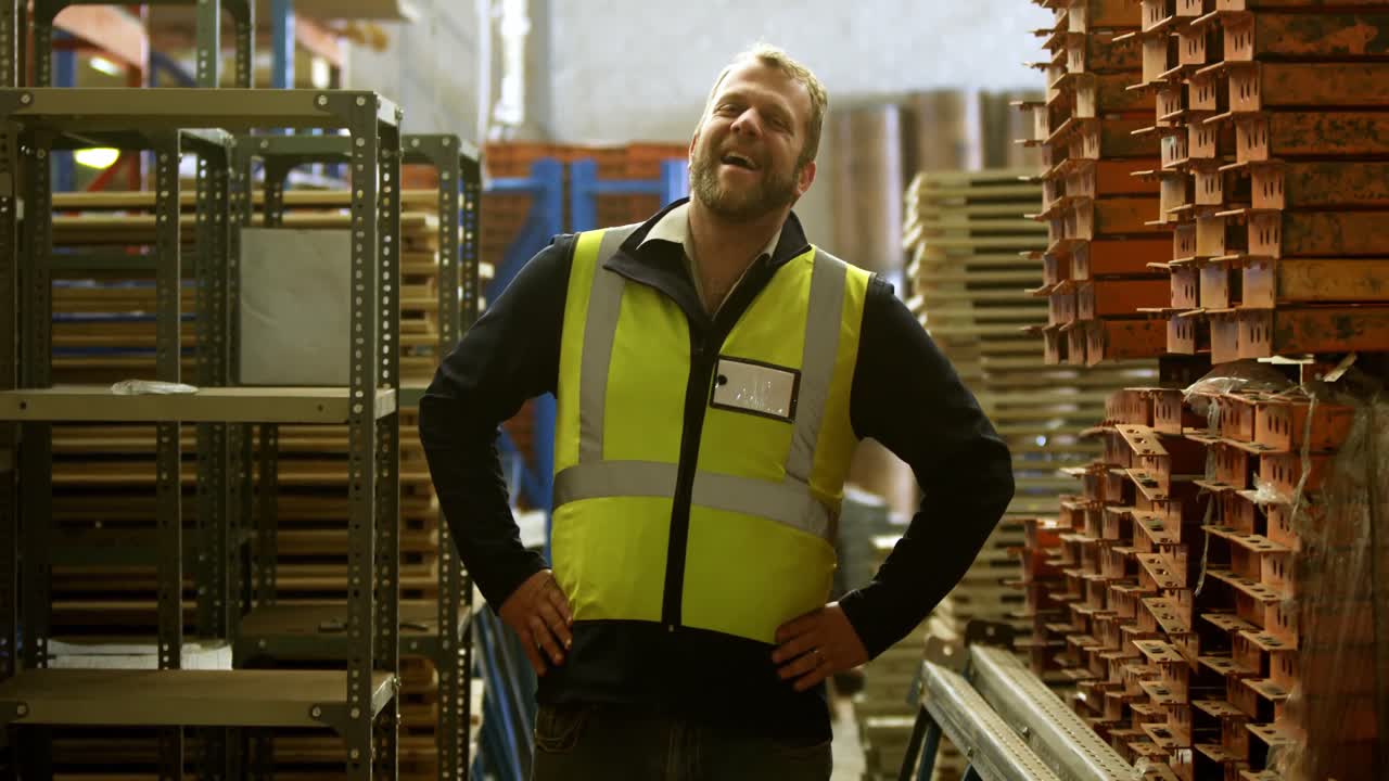 metalúrgico de pie con las manos en la cadera en el taller 4k