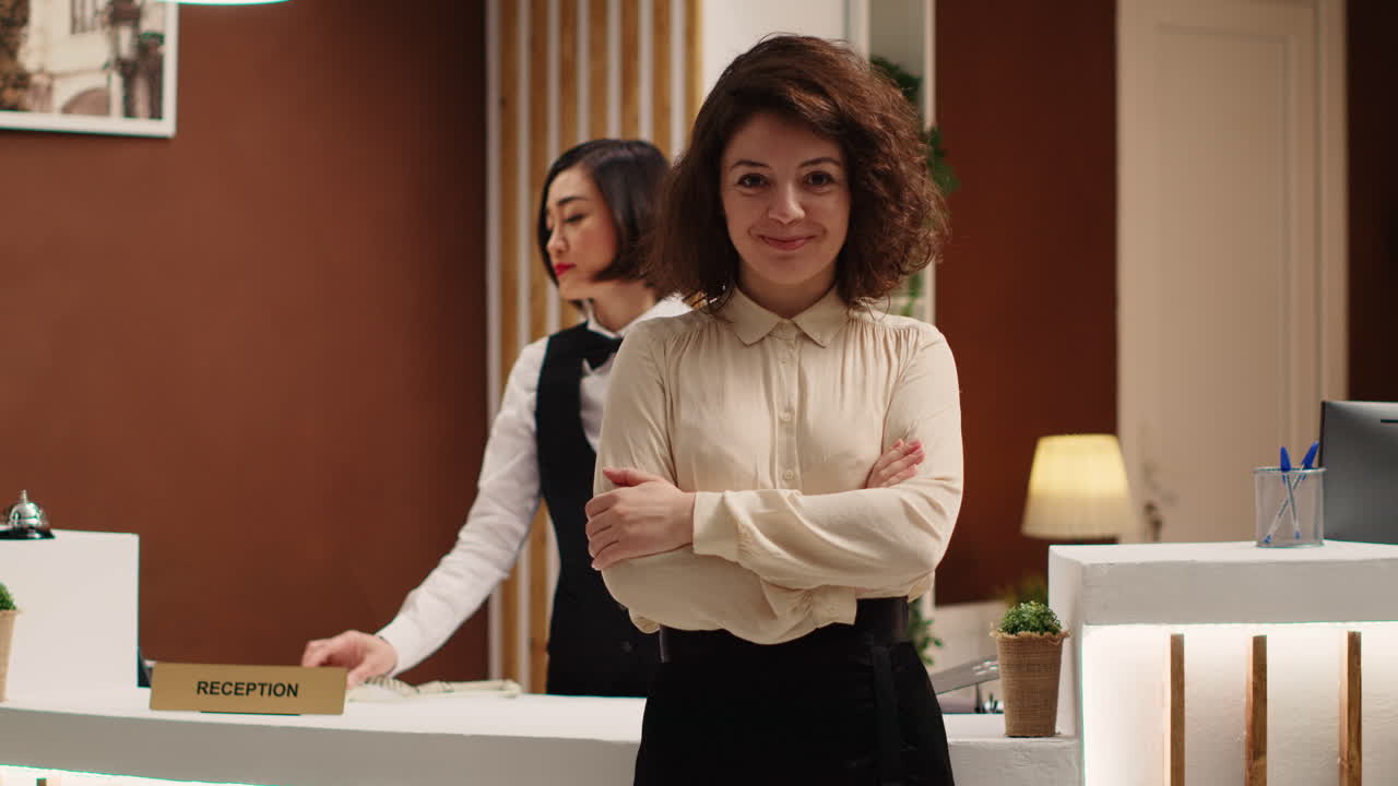 Il direttore dell'albergo consegna i documenti della prenotazione.