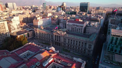 Vista-Aérea-Dando-Vueltas-Sobre-El-Palacio-De-Los-Tribunales-De-Justicia-De-Los-Tejados-De-Edificios-Históricos-De-Santiago,-Chile