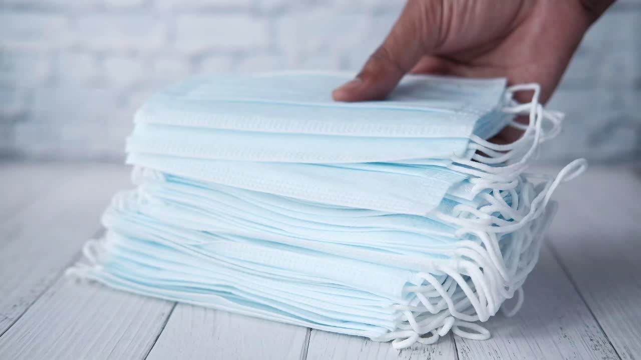 pila de máscaras faciales médicas