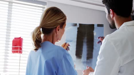 los médicos comprueban el informe de rayos x