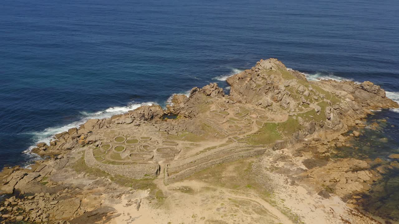 Wide establishing shot of Castro de Baro&ntilde;a on a sunny day