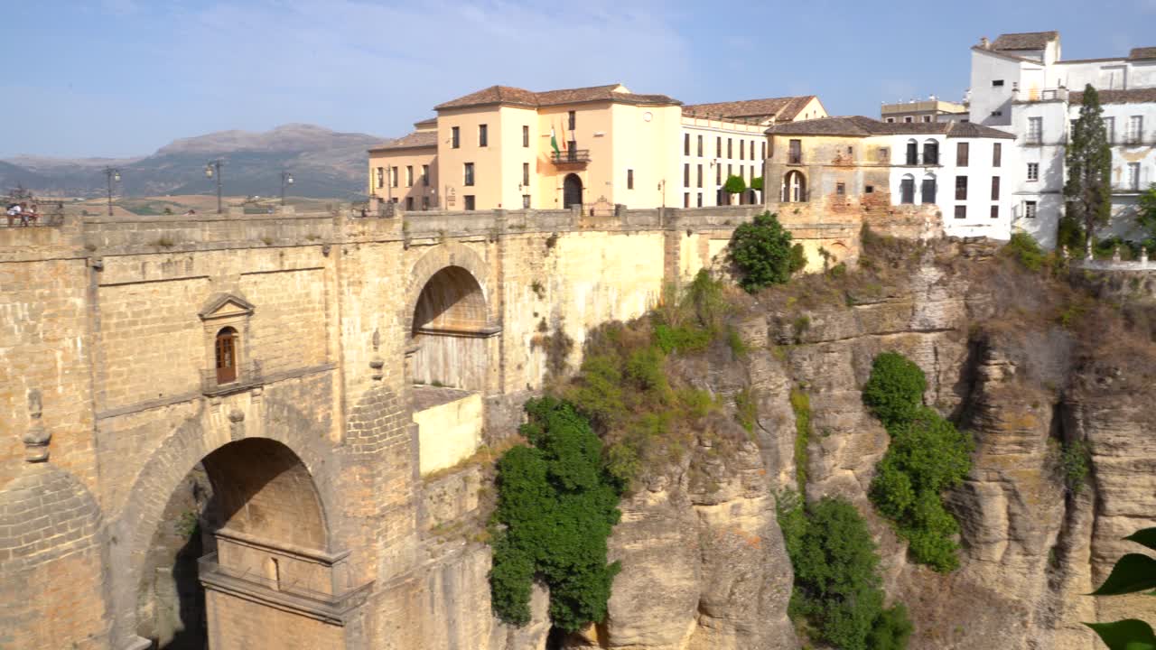 ciudad en la cima de la montaña de ronda en españa, puente nuevo que cruza el desfiladero