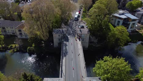 luftflug über eine mautbrücke aus dem 19. jahrhundert in der stadt bath, die derzeit vermessen wird