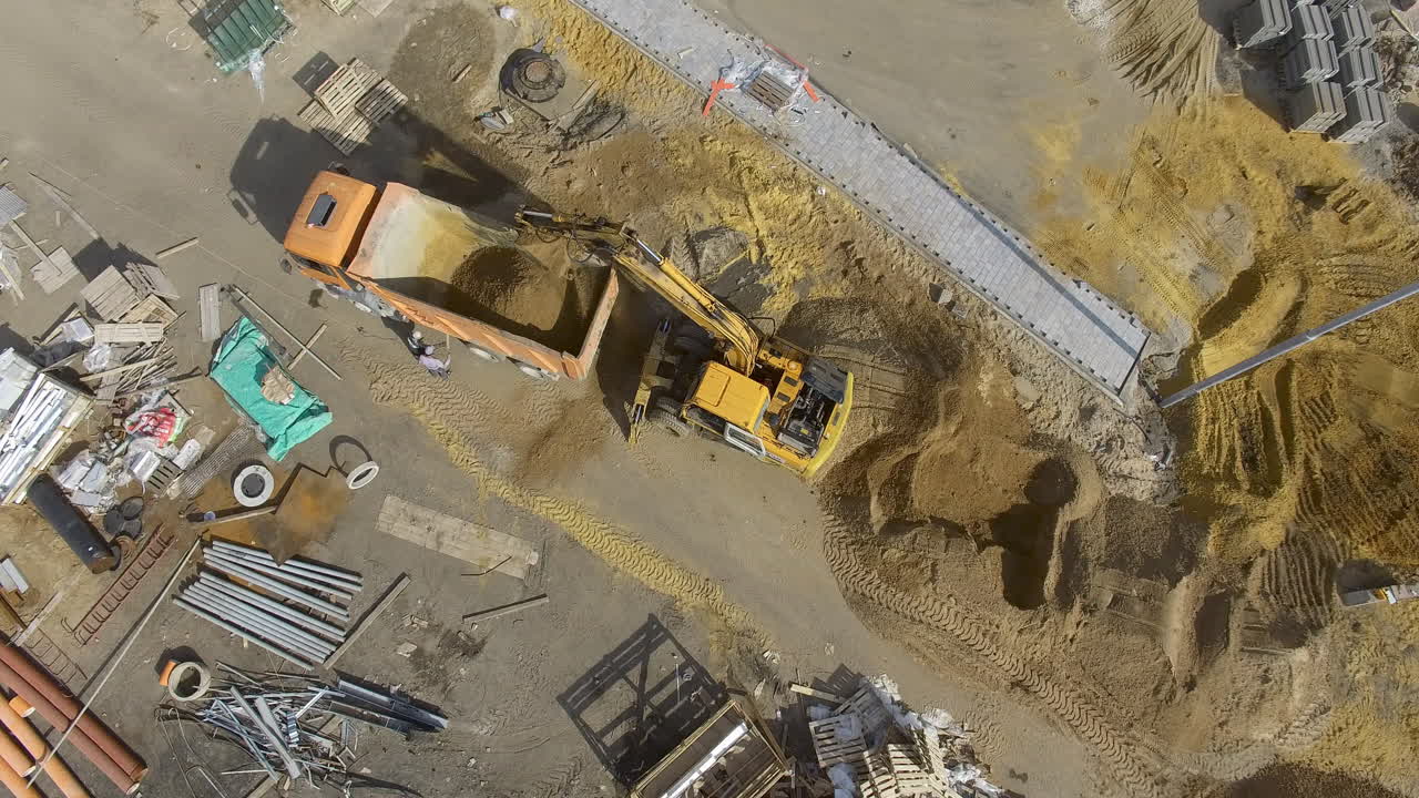 carga de camión con arena en el sitio de construcción aérea