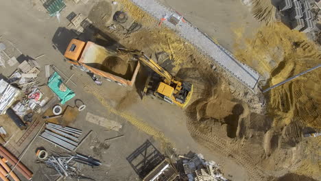 LKW-Mit-Sand-Auf-Der-Baustelle-Beladen.-Antenne