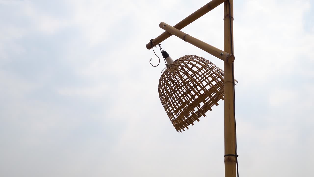 대나무 램프는 구름이 가득한 하늘을 향해 부드럽게 흔들립니다.