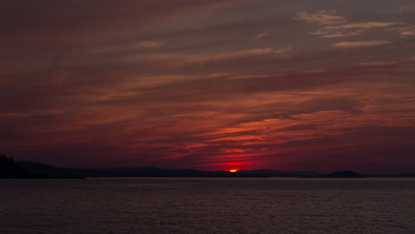 Lapso-De-Tiempo-Del-Humo-De-Los-Incendios-Forestales-Que-Oscurece-La-Puesta-De-Sol-Sobre-La-Orilla-Del-Lago-Superior