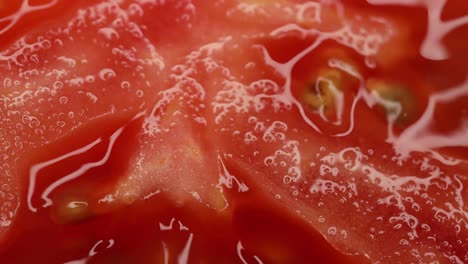 la mitad del tomate girando.