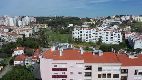 Amplia-Vista-Aérea-De-Casas-Típicas-Portuguesas---Barrio-Suburbano-De-Lisboa