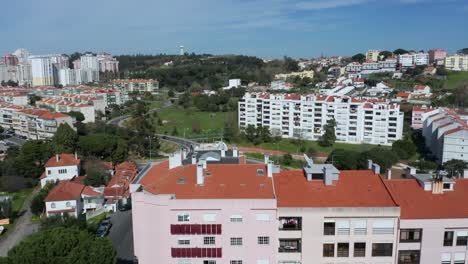 amplia vista aérea de casas típicas portuguesas - barrio suburbano de lisboa