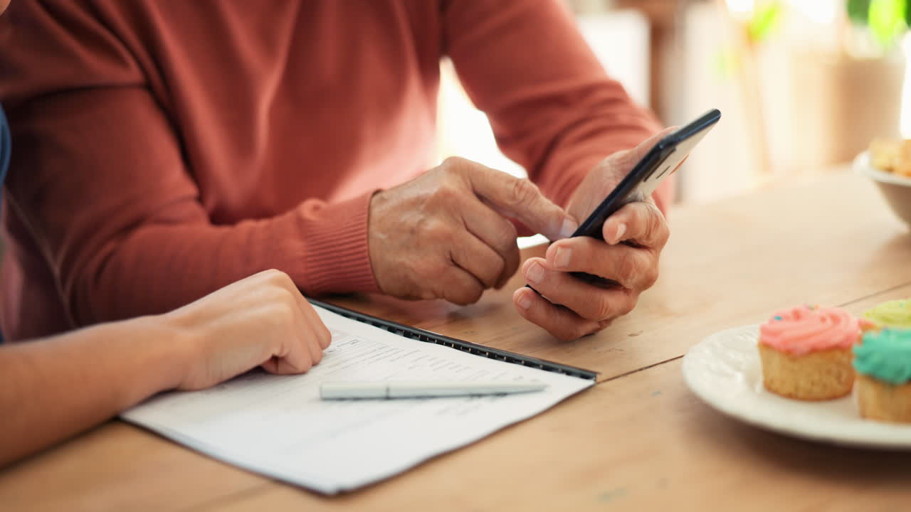 documentos, teléfono y personas en el hogar para las finanzas