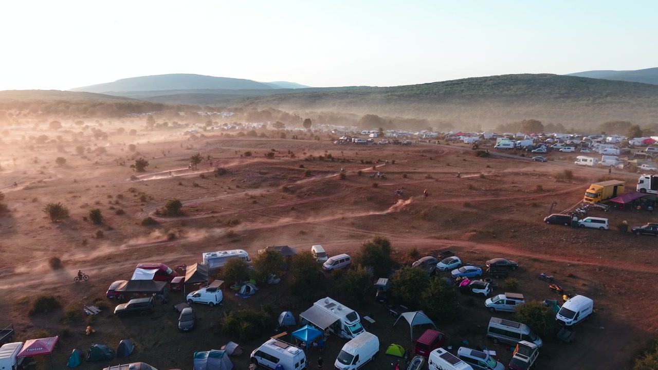 Letecký pohled na motokrosovou trať a kemp při západu slunce