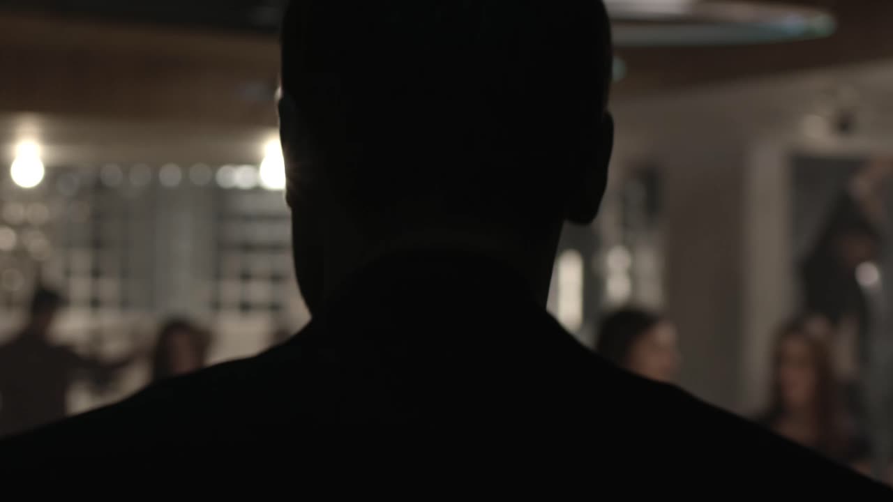 파티 에서 한 사람 의 뒤쪽 의 모습