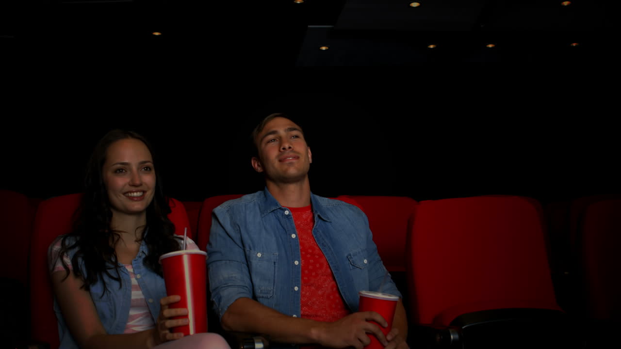 pareja viendo una película en el cine