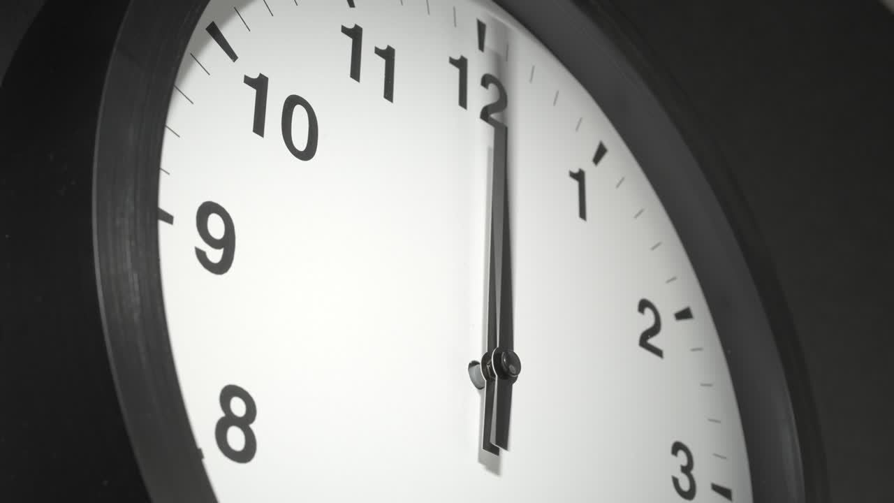 Quadrante dell'orologio in time-lapse su parete grigio scuro