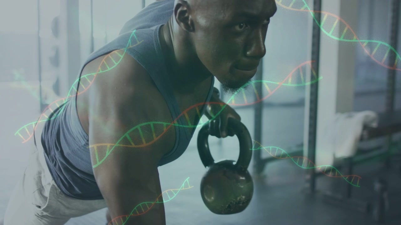 Uomo che fa plank in palestra, si sposta a sinistra, rema con un kettlebell per la forza mentre un'elica di DNA si muove sopra