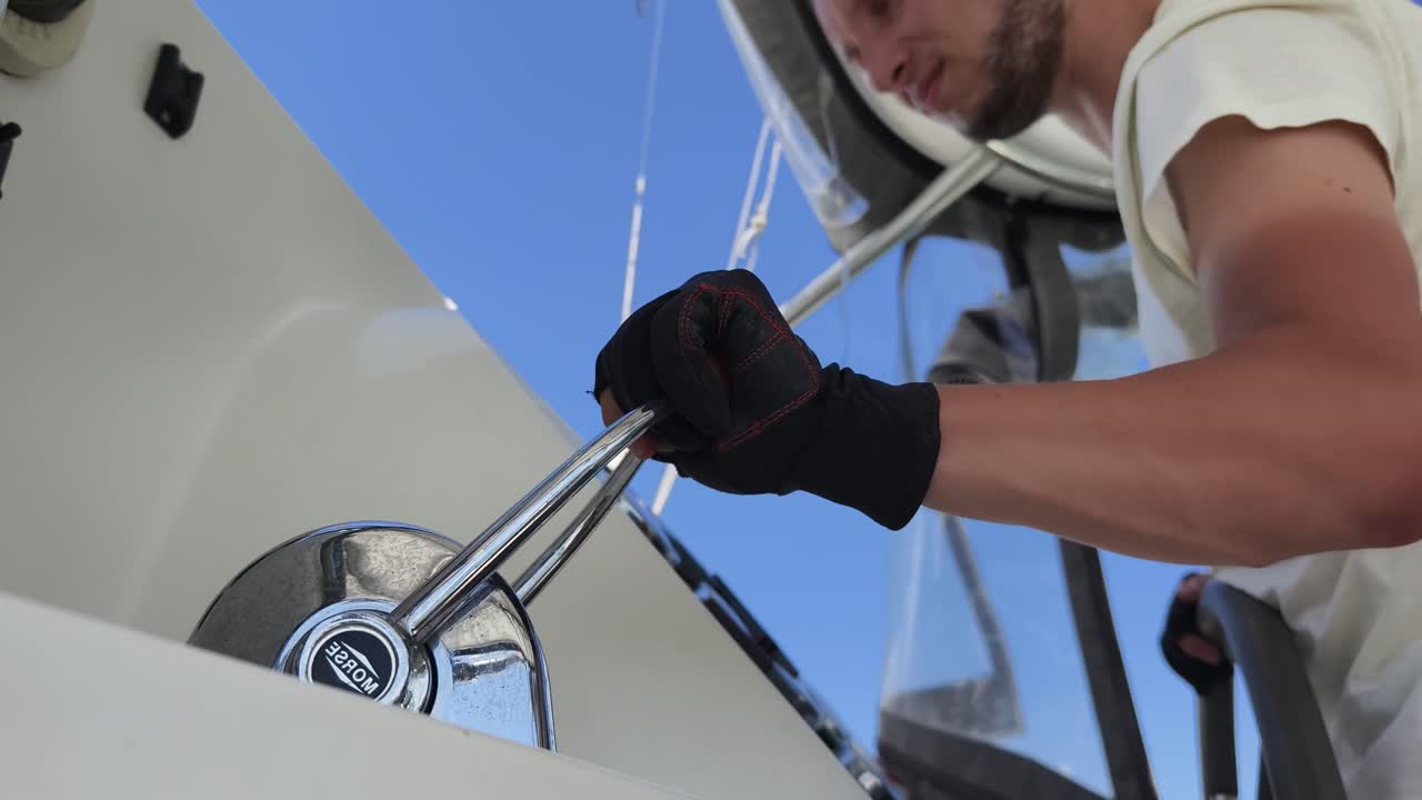 보트 선장이 스티어링 컨트롤을 작동