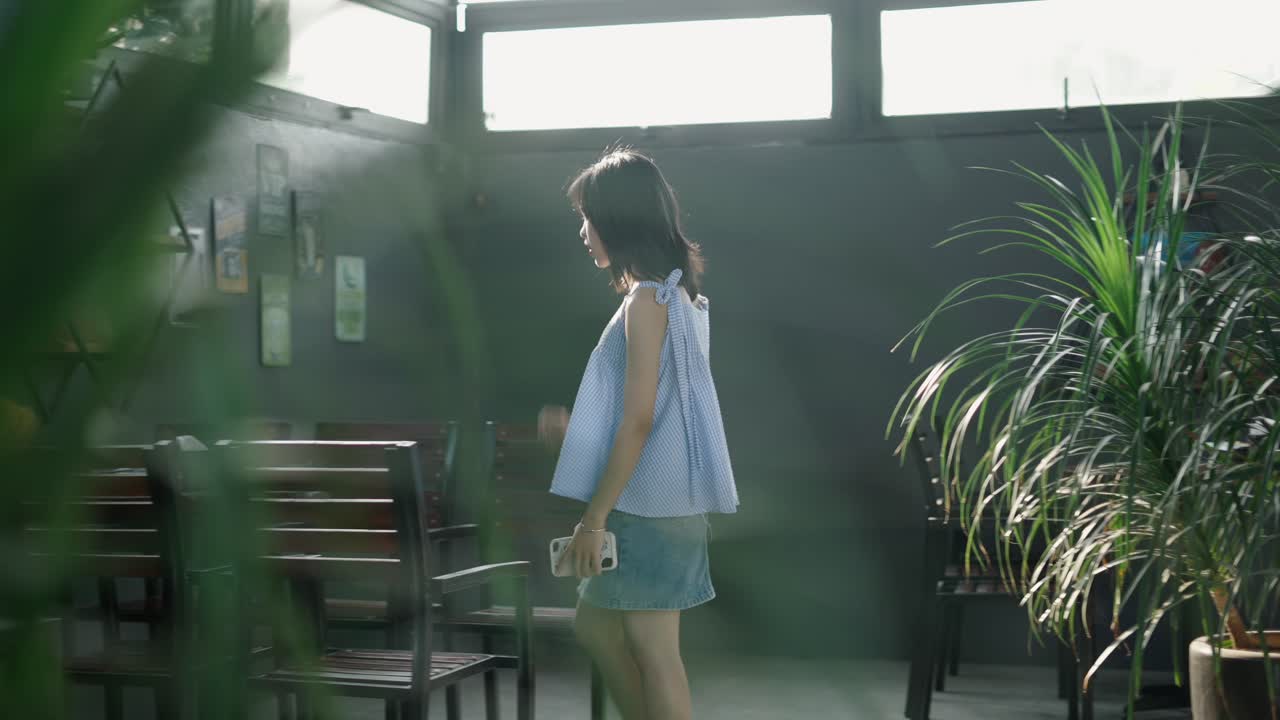 카페에 있는 여자