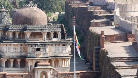 Indische-Trikolore-Winkt-Aus-Flachem-Winkel-Vor-Alter-Festung.-Das-Video-Wurde-In-Der-Kumbhal-Festung-Kumbhalgarh,-Rajasthan,-Indien-Aufgenommen.