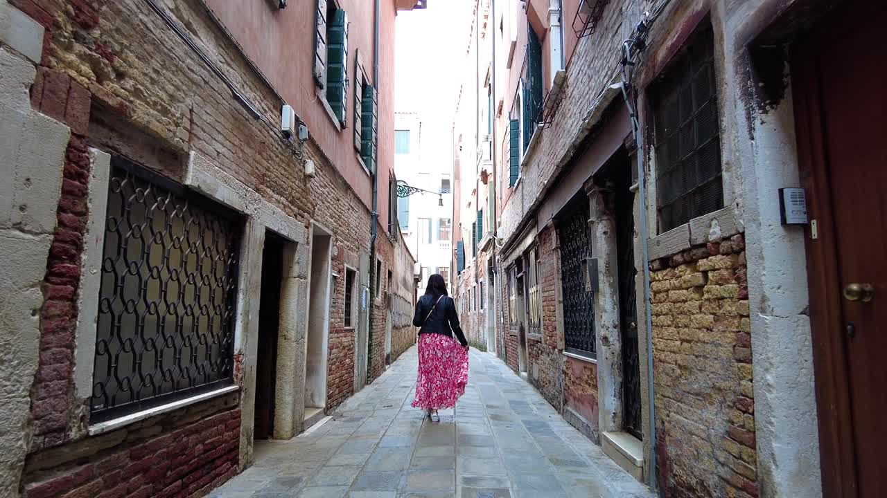 Donna sudasiatica che esplora i luoghi d'interesse nell'antica città di Venezia, Italia