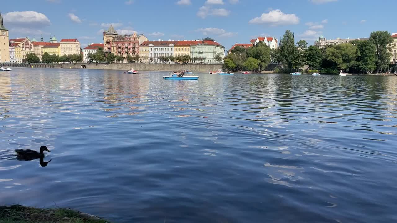 Timelapse av turister på trampbåtar som ser sevärdheter på floden Vltava, Prag, Tjeckien