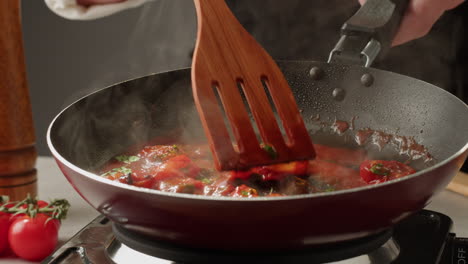 cocinar salsa de tomate en una sartén