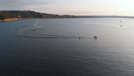 Drohnenaufnahme-Eines-Bootes,-Das-Ein-Rohr-Auf-Dem-Lake-Travis-Zieht