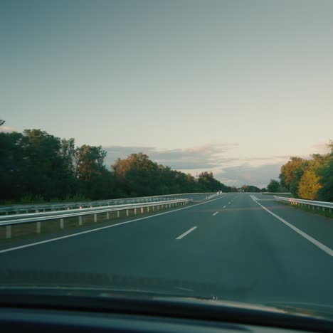 Blick-Von-Der-Windschutzscheibe-Eines-Autos-Auf-Der-Autobahn