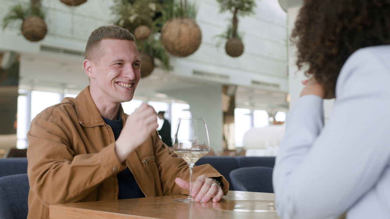 Paar genießt Getränke und Gespräch in modernem Restaurant
