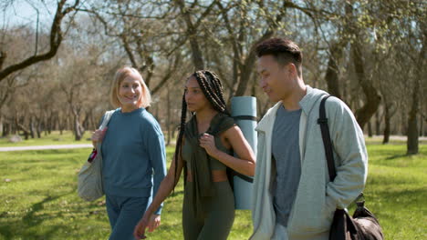 menschen, die im wald spazieren gehen