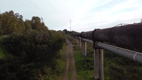 tubería de distribución de agua en cerdeña italia, drone aéreo en el campo