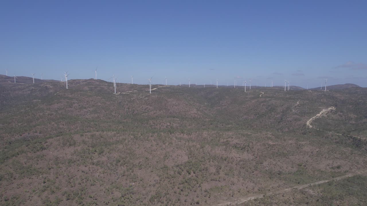 turbinas de viento contra el cielo azul en el parque eólico de monte esmeralda en arriga, qld, australia