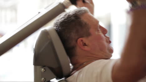 hacer ejercicio en el gimnasio