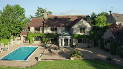 órbita-En-El-Sentido-De-Las-Agujas-Del-Reloj-De-Una-Casa-De-Campo-Con-Piscina-Al-Atardecer